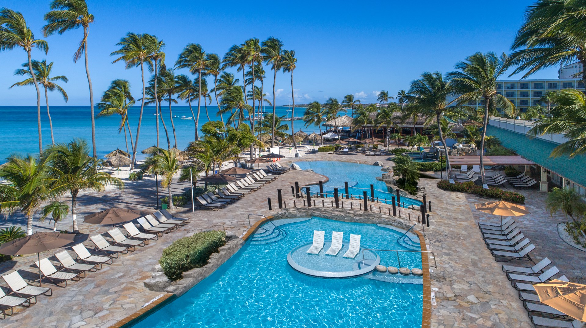 Holiday, celebrate... op het bruisende Palm Beach  Holiday Inn Resort Aruba