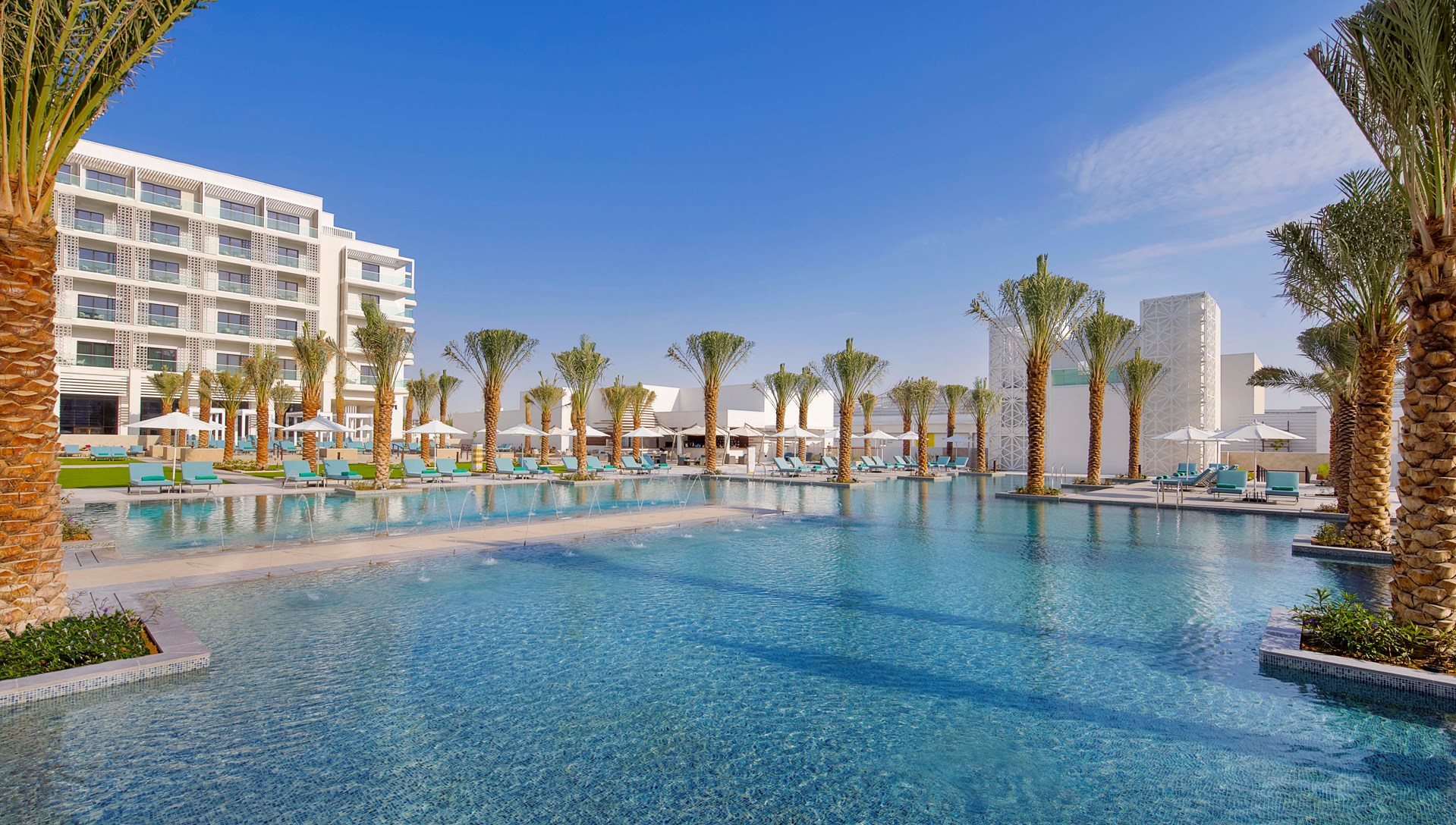 Met een directe toegang tot de Yas Bay Promenade Waterfront Hilton Abu Dhabi Yas Island
