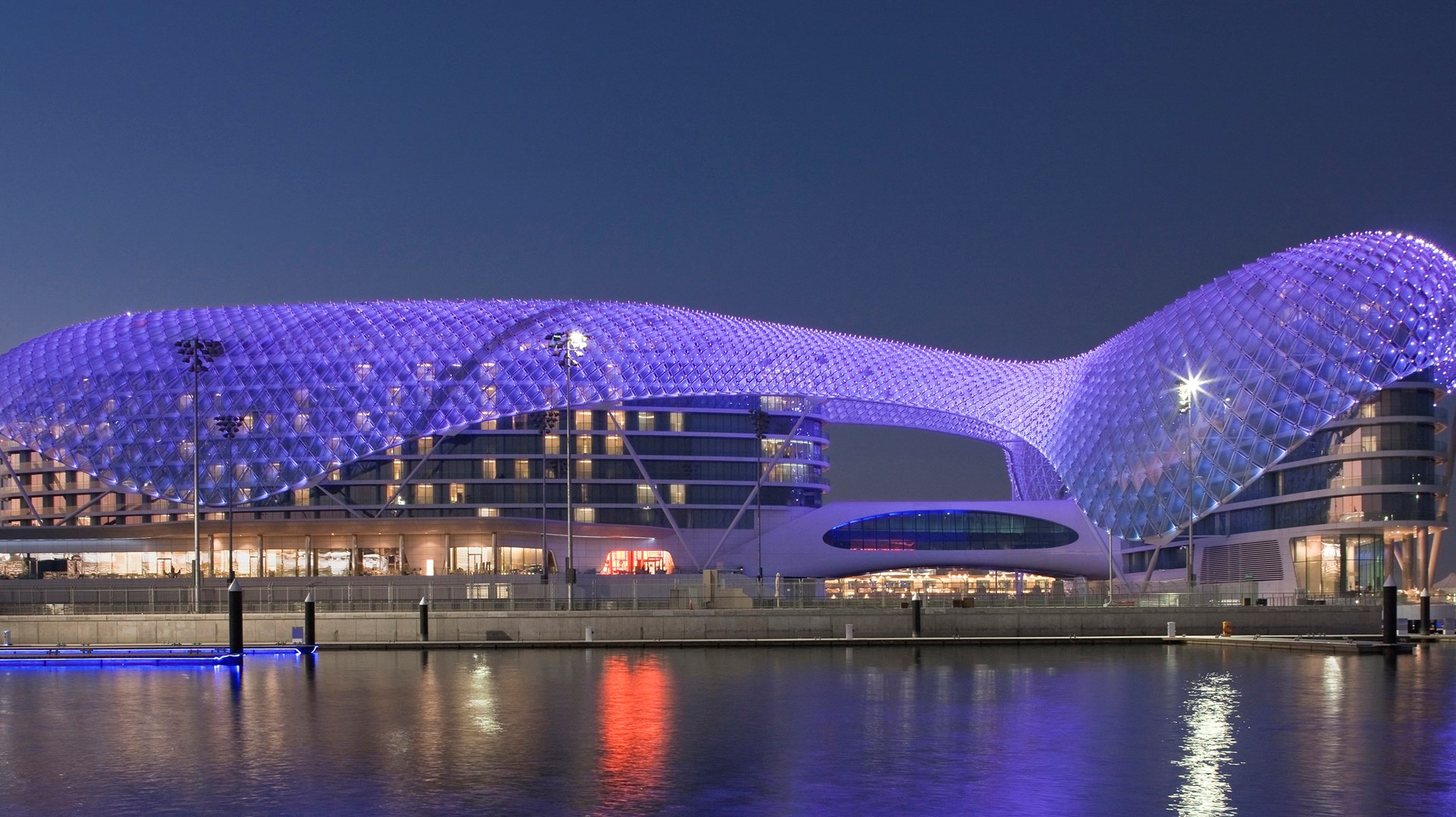 Met een LED dak dat continue van kleur verandert W Abu Dhabi Yas Island