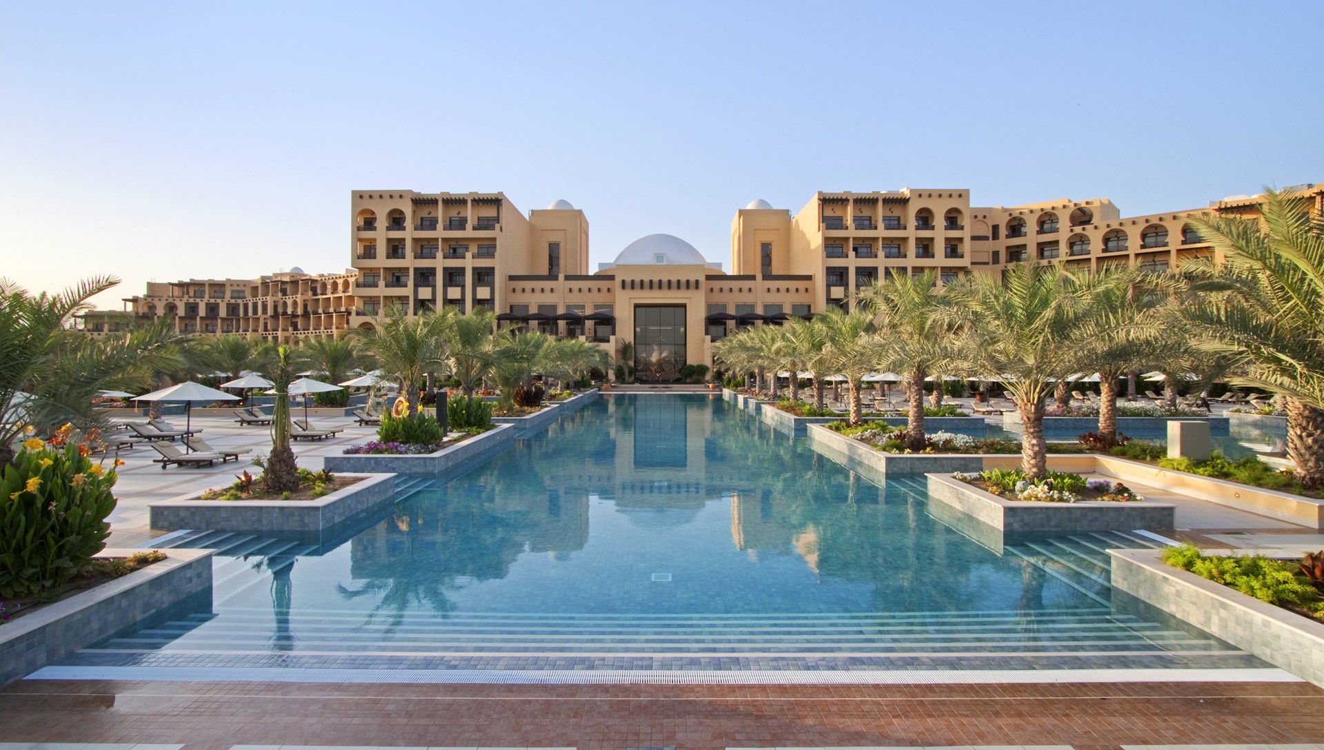 Op de noordelijkste puntje van het Arabische schiereiland Hilton Ras Al Khaimah Resort & Spa
