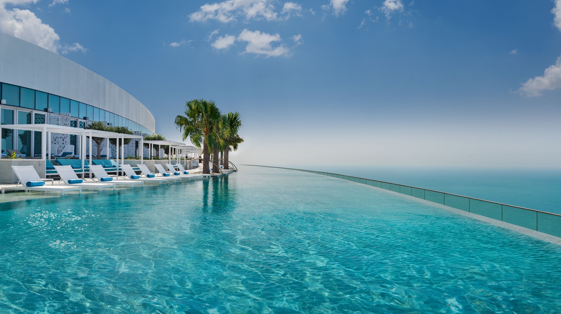 Neem een duik in 's werelds hoogste overloopzwembad Address Beach Resort