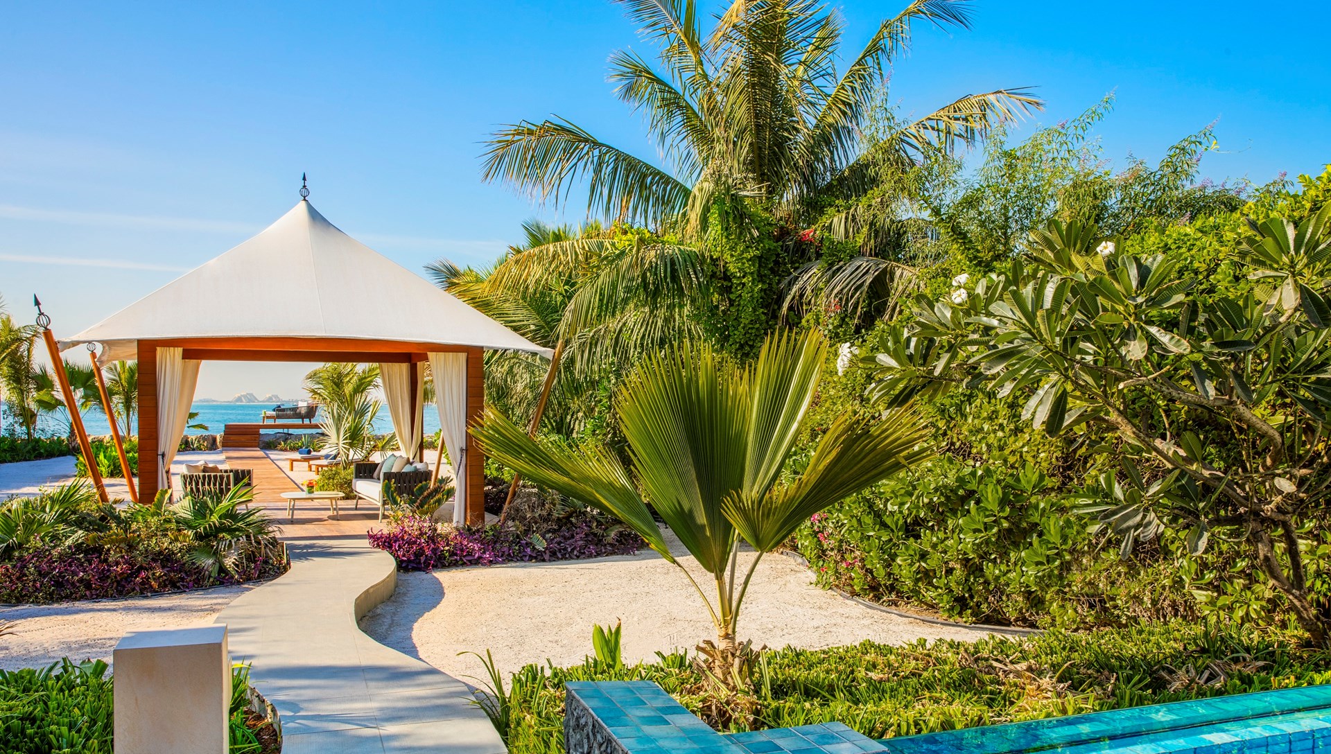 Kleinschalig villa-resort met een zwembad voor elk huisje The Ritz-Carlton Ras Al Khaimah, Al Hamra Beach