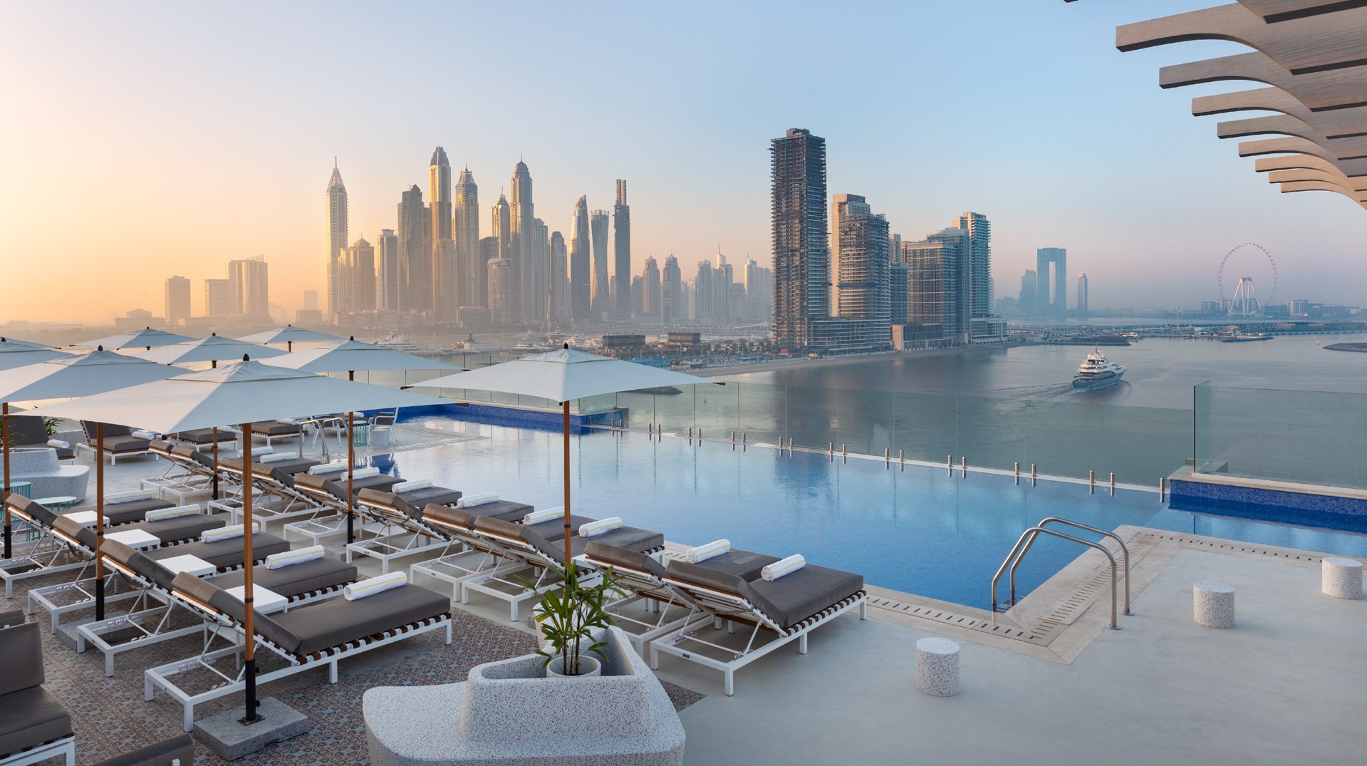 Een iconisch lifestylehotel aan het Palm West Beach voco Dubai The Palm