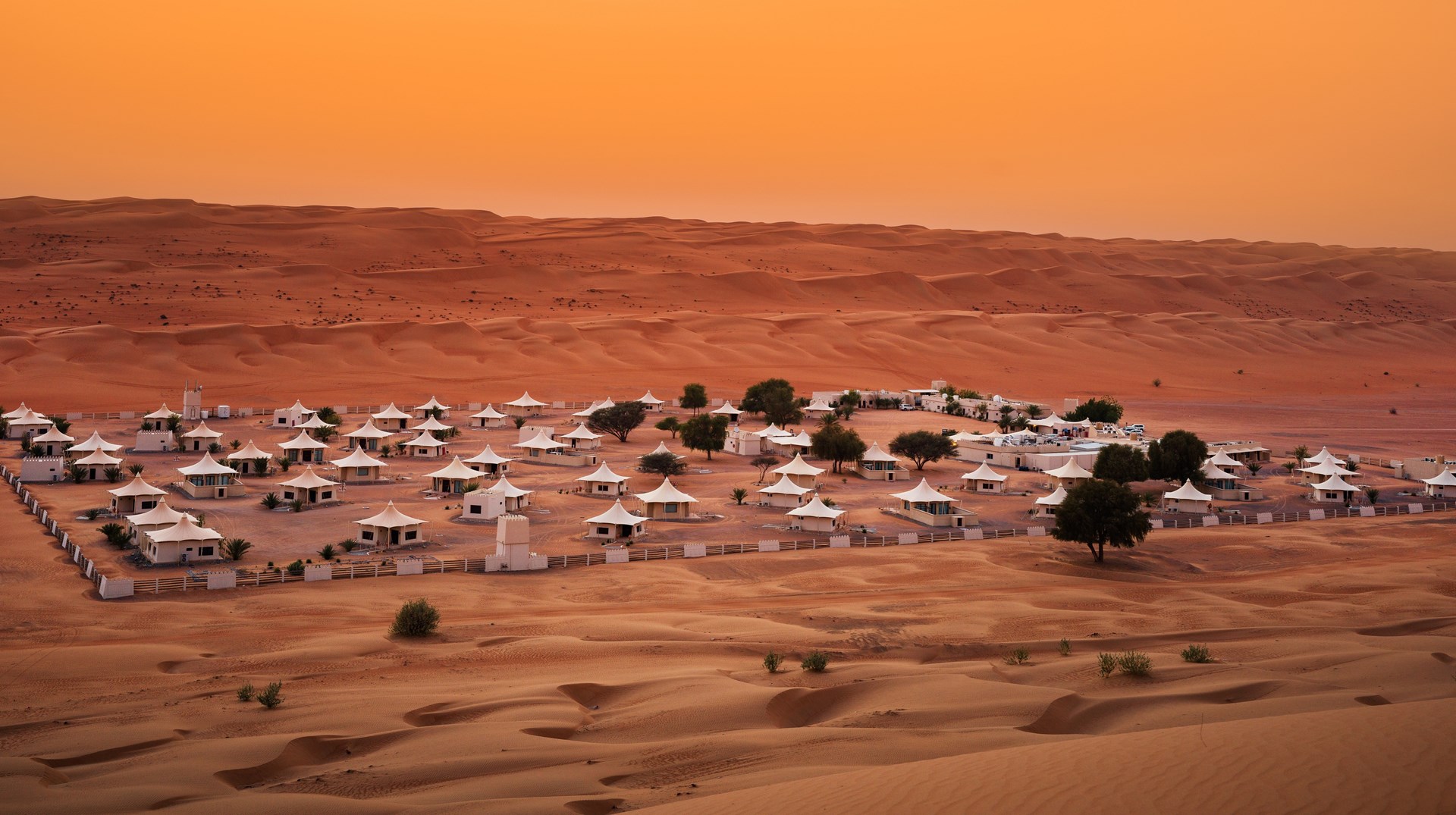 Waar luxe en kamperen elkaar ontmoeten in de woestijn Desert Nights Resort
