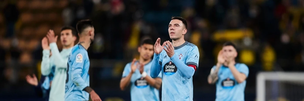 Celta de Vigo spelers applaudisseren voor fans Clubicoon Iago Aspas en zijn teamgenoten van Celta de Vigo bedanken de meegereisde supporters na afloop van een wedstrijd in de Spaanse competitie.