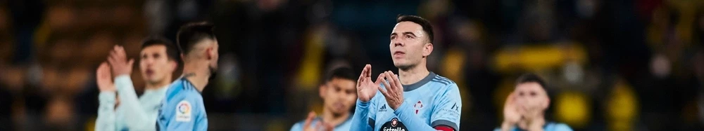 Celta de Vigo spelers applaudisseren voor fans Clubicoon Iago Aspas en zijn teamgenoten van Celta de Vigo bedanken de meegereisde supporters na afloop van een wedstrijd in de Spaanse competitie.