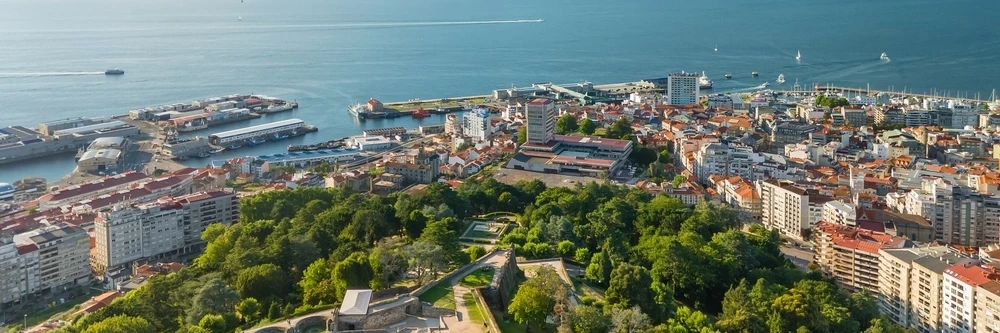 Panorama en haven van de stad Vigo Luchtfoto van de Spaanse stad Vigo met het groene Castro-fort op de voorgrond en de haven aan de Atlantische Oceaan op de achtergrond.